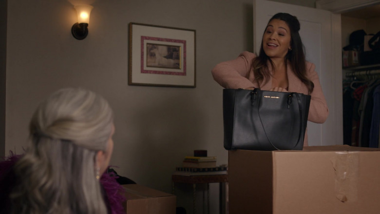 Marc Jacobs Bag of Gina Rodriguez as Nell Serrano in Not Dead Yet S01E08 Not Friends Yet (2)