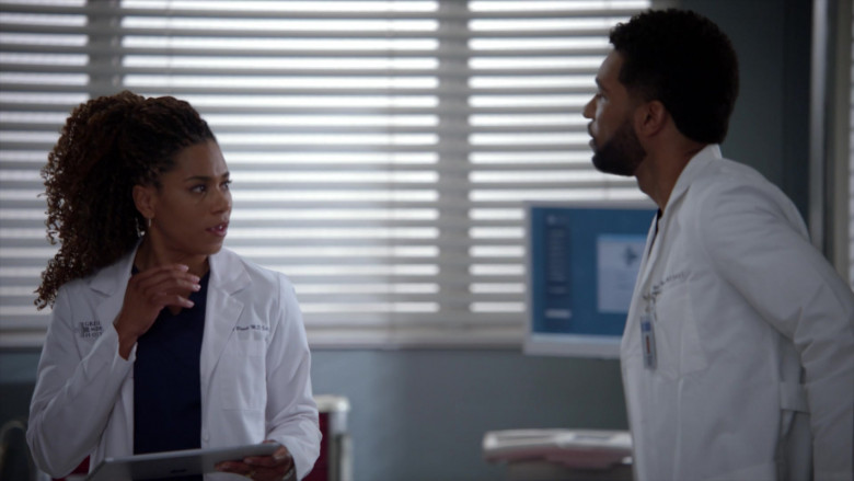 Microsoft Surface Tablets in Grey's Anatomy S19E12 Pick Yourself Up (2)