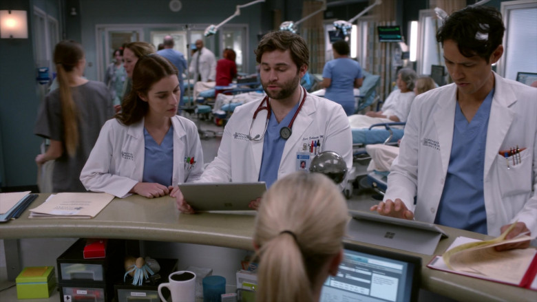 Microsoft Surface Tablets in Grey's Anatomy S19E12 Pick Yourself Up (4)