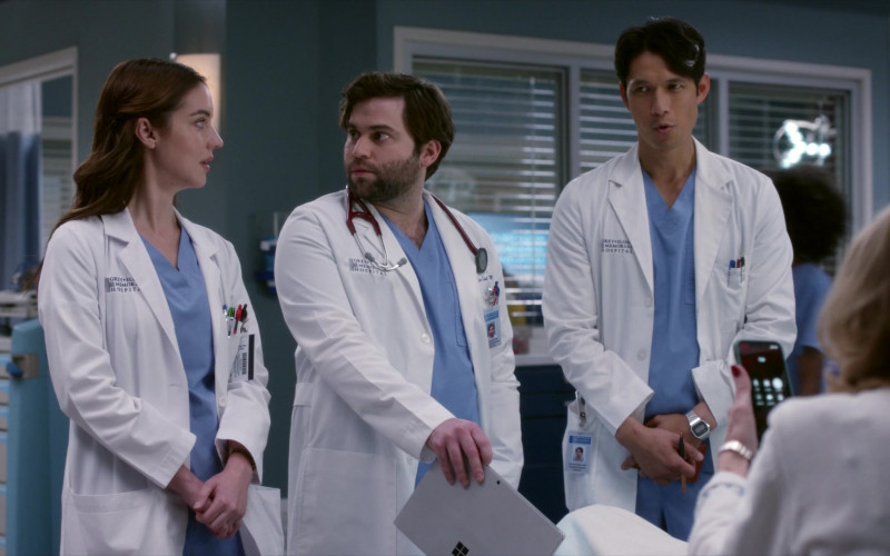 Microsoft Surface Tablets in Grey's Anatomy S19E12 Pick Yourself Up (5)