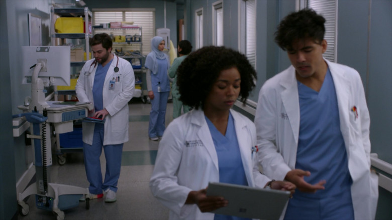 Microsoft Surface Tablets in Grey's Anatomy S19E13 Cowgirls Don't Cry (3)