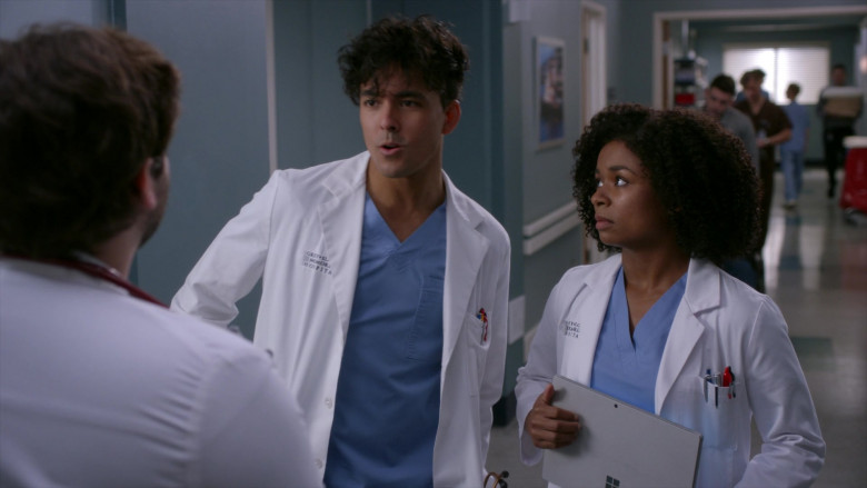 Microsoft Surface Tablets in Grey's Anatomy S19E13 Cowgirls Don't Cry (4)