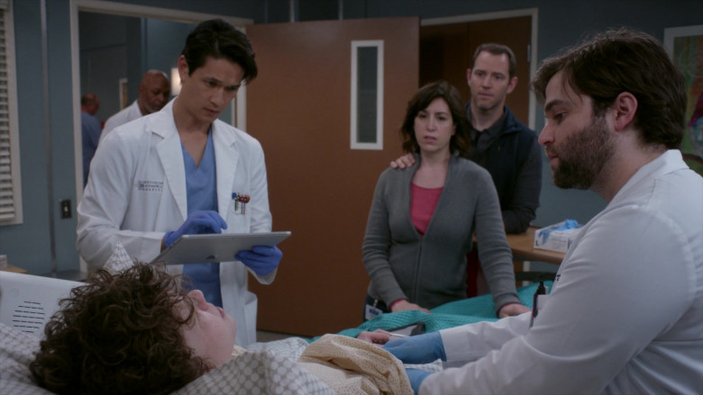 Microsoft Surface Tablets in Grey's Anatomy S19E14 Shadow of Your Love (1)