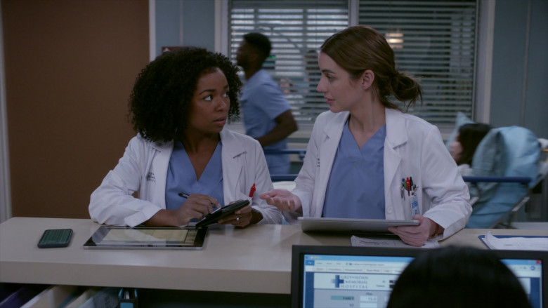 Microsoft Surface Tablets in Grey's Anatomy S19E14 Shadow of Your Love (2)