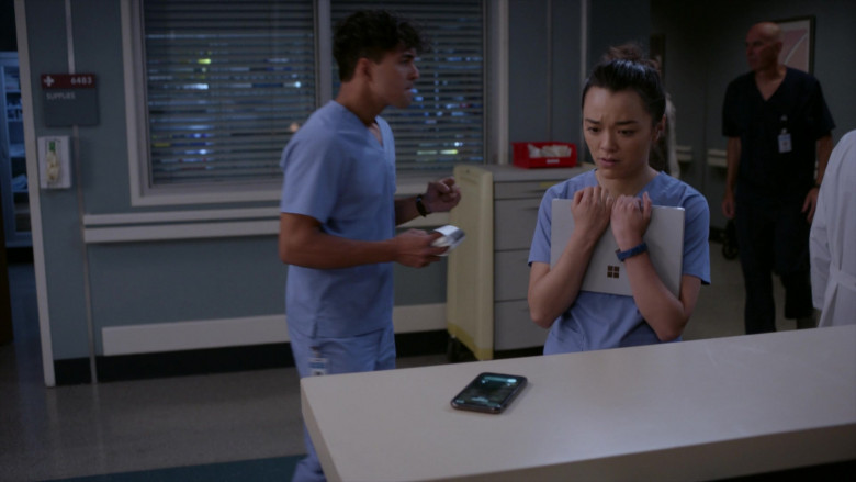 Microsoft Surface Tablets in Grey's Anatomy S19E14 Shadow of Your Love (3)