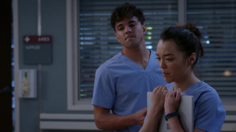 Microsoft Surface Tablets in Grey's Anatomy S19E14 Shadow of Your Love (4)