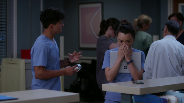 Microsoft Surface Tablets in Grey's Anatomy S19E14 Shadow of Your Love (5)