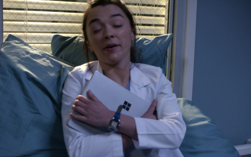 Microsoft Surface Tablets in Grey's Anatomy S19E14 Shadow of Your Love (6)