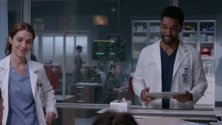 Microsoft Surface Tablets in Grey's Anatomy S19E15 Mama Who Bore Me (1)