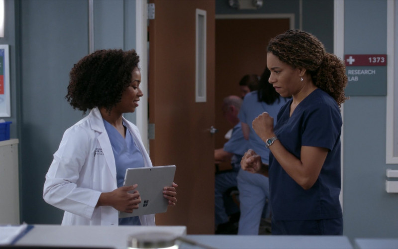 Microsoft Surface Tablets in Grey's Anatomy S19E15 Mama Who Bore Me (2)