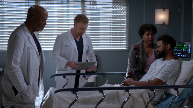 Microsoft Surface Tablets in Grey's Anatomy S19E16 Gunpowder and Lead (2)