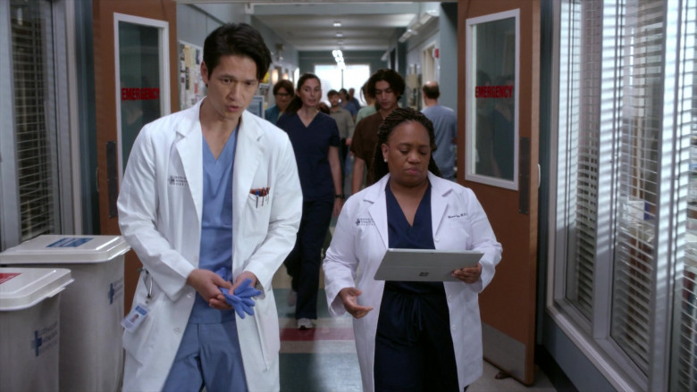 Microsoft Surface Tablets in Grey's Anatomy S19E16 Gunpowder and Lead (3)