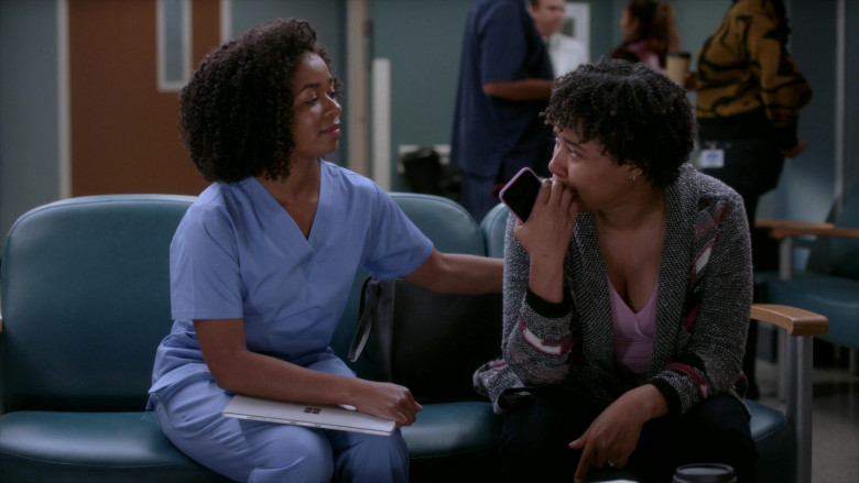 Microsoft Surface Tablets in Grey's Anatomy S19E16 Gunpowder and Lead (4)