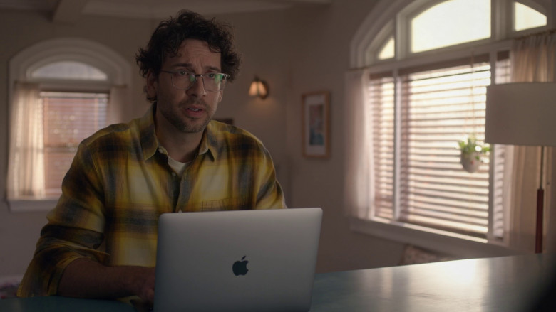 Apple MacBook Laptops in Not Dead Yet S01E11 "Not Feeling It Yet" (2023) - 365885