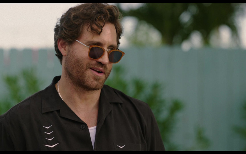 Oliver Peoples OP-506 Men’s Sunglasses of Édgar Ramírez as Mike Valentine in Florida Man S01E03 The Chain (2023)
