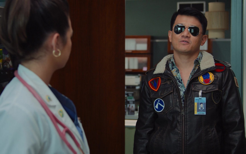 Ray-Ban Aviator Sunglasses of Ronny Chieng as Dr. Lee in Doogie Kameāloha, M.D. S02E08 Crouching Tiger, Hidden Doctor (2023)