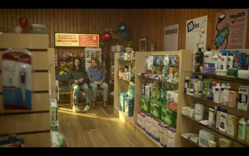 Scott Brand, Listerine Mouthwash, Colgate Toothpaste in Tiny Beautiful Things S01E02 Yours Sugar (2023)