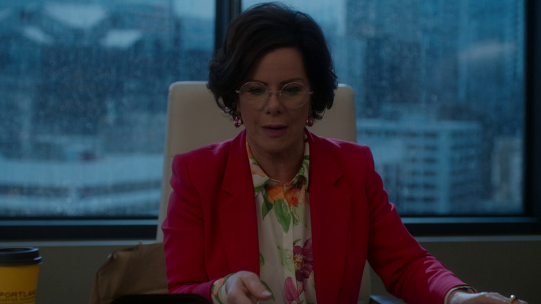 Portland Coffee Roasters Cup of Marcia Gay Harden as Margaret in So Help Me Todd S01E18 "Gloom and Boom" (2023) - 365984