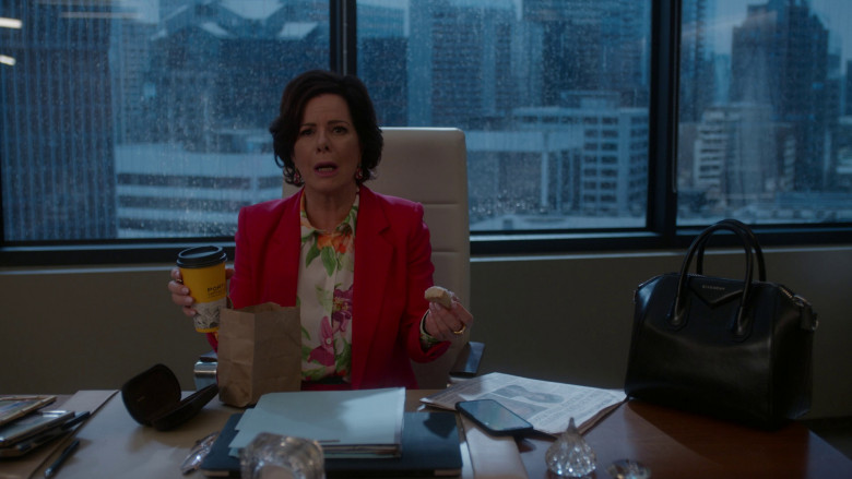 Portland Coffee Roasters Cup of Marcia Gay Harden as Margaret in So Help Me Todd S01E18 "Gloom and Boom" (2023) - 365985