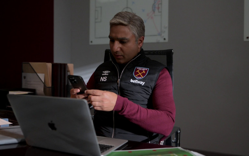 Apple MacBook Laptop, iPhone, Umbro and Betway in Ted Lasso S03E07 "Boxes" (2023)