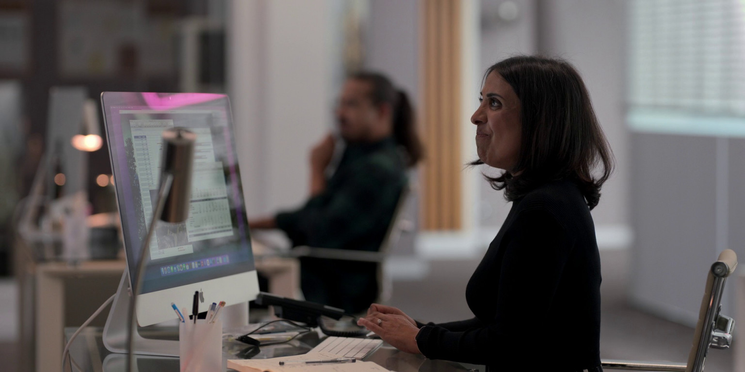 Apple IMac AllInOne Computers In Ted Lasso S03E07 "Boxes" (2023)