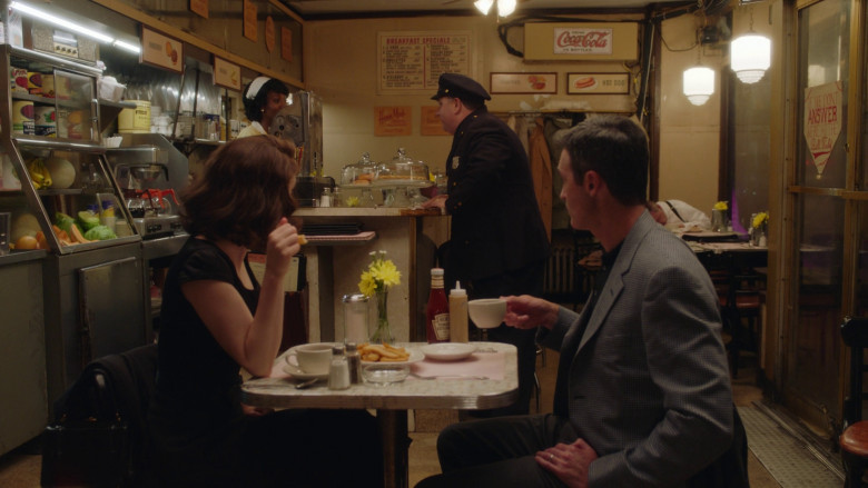 Coca-Cola Sign and Heinz Ketchup in The Marvelous Mrs. Maisel S05E05 "The Pirate Queen" (2023) - 366014