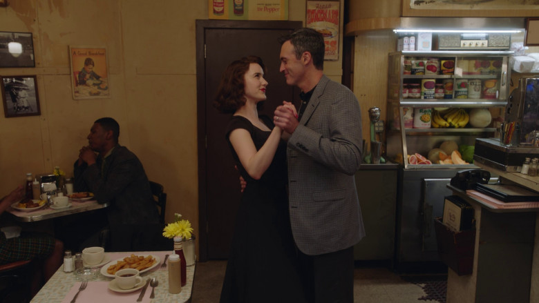 Dr Pepper Soda Sign in The Marvelous Mrs. Maisel S05E05 "The Pirate Queen" (2023) - 366023