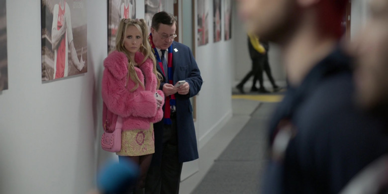 Versace Pink Shoulder Bag of Juno Temple as Keeley Jones in Ted Lasso S03E06 Sunflowers (2023)