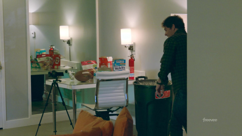 Wilson, Cheez-It and Welch's in Jury Duty S01E05 Ineffective Assistance (2023)