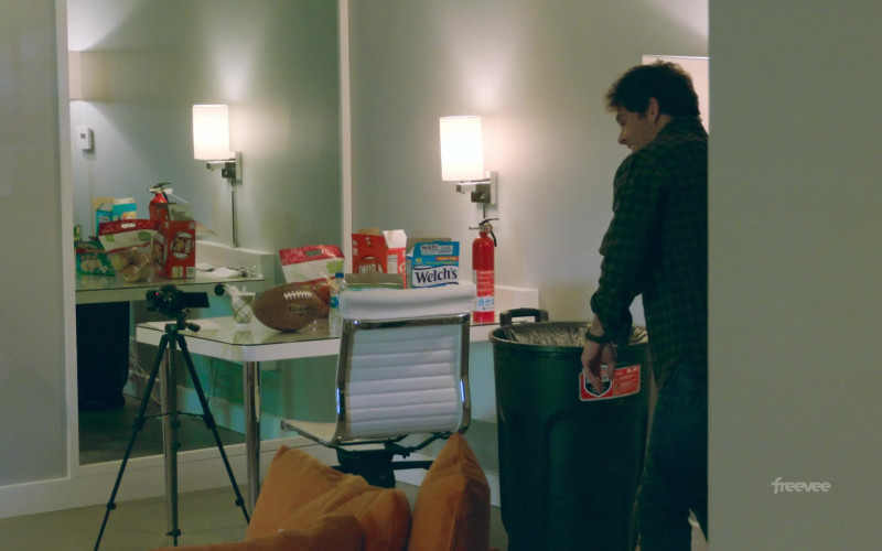 Wilson, Cheez-It and Welch’s in Jury Duty S01E05 Ineffective Assistance (2023)