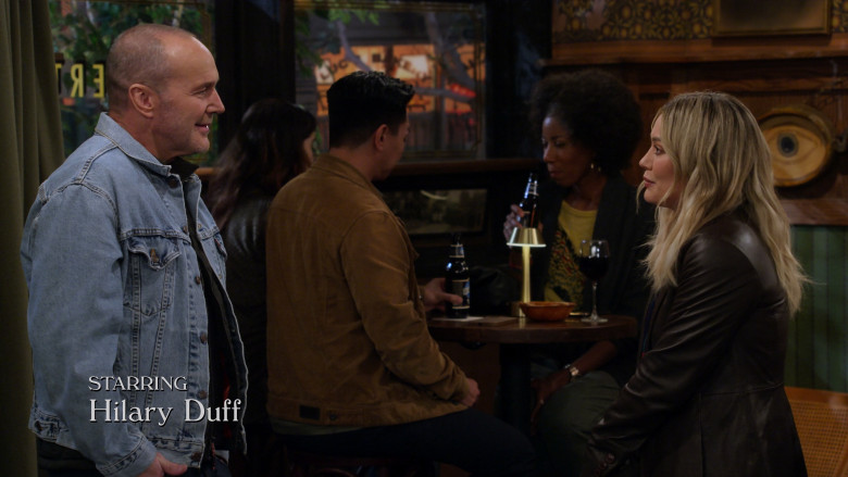 Blue Moon Beer in How I Met Your Father S02E13 "Family Business" (2023) - 375211