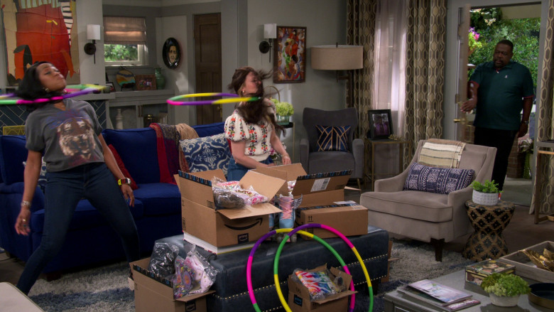 Amazon Prime Online Marketplace Boxes in The Neighborhood S05E22 "Welcome to the Opening Night" (2023) - 373899