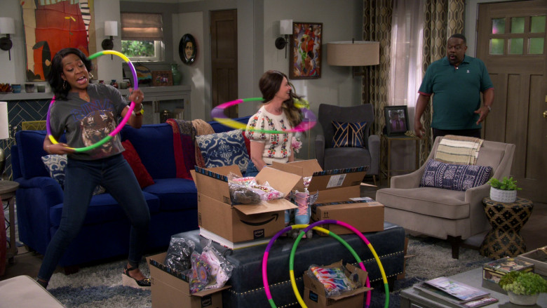 Amazon Prime Online Marketplace Boxes in The Neighborhood S05E22 "Welcome to the Opening Night" (2023) - 373903