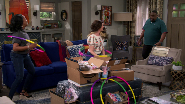Amazon Prime Online Marketplace Boxes in The Neighborhood S05E22 "Welcome to the Opening Night" (2023) - 373904