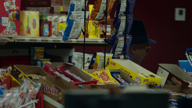 Kellogg's Froot Loops, Lipton, Twix, Twizzlers, Boyer, Rolo, Snickers in The Blacklist S10E11 "The Man in the Hat" (2023) - 368303