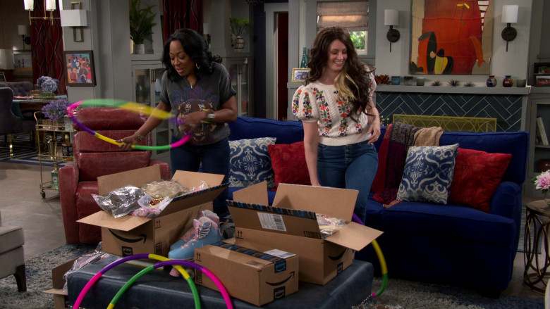 Amazon Prime Online Marketplace Boxes in The Neighborhood S05E22 "Welcome to the Opening Night" (2023) - 373907