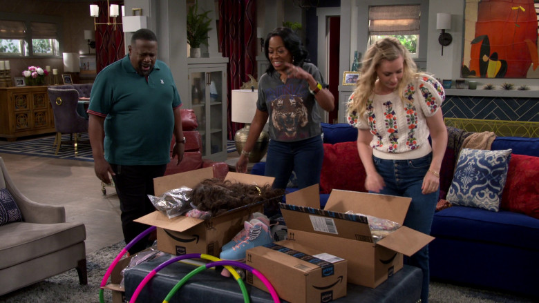 Amazon Prime Online Marketplace Boxes in The Neighborhood S05E22 "Welcome to the Opening Night" (2023) - 373912