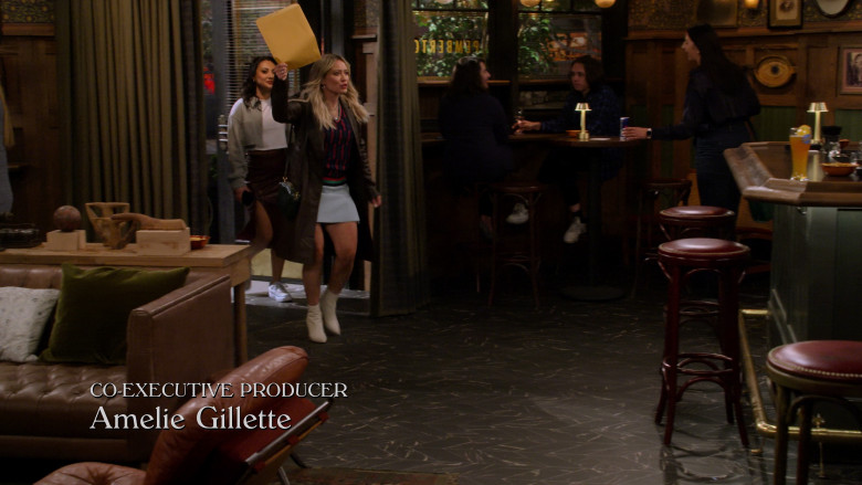 Red Bull Energy Drink Can and Blue Moon Beer in How I Met Your Father S02E12 "Not a Mamma Mia" (2023) - 373457