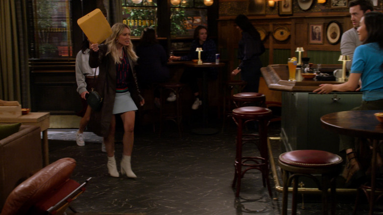 Red Bull Energy Drink Can and Blue Moon Beer in How I Met Your Father S02E12 "Not a Mamma Mia" (2023) - 373458