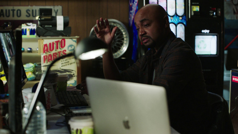 Apple MacBook Laptops in Law & Order: Special Victims Unit S24E22 "All Pain Is One Malady" (2023) - 372749