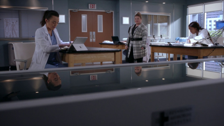 Microsoft Surface Tablets in Grey's Anatomy S19E18 "Ready to Run" (2023) - 369458
