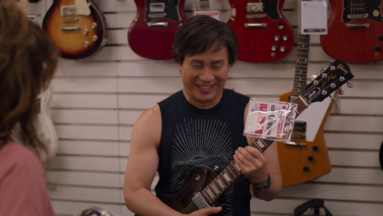 Gibson Guitar in Awkwafina Is Nora From Queens S03E05 "Bad Grandma" (2023) - №374413