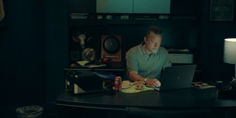 Coca-Cola Can, Apple MacBook and Red Bull Energy Drink in High Desert S01E04 "Get Judy Off the Bed" (2023) - 373880
