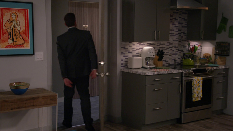 Smeg Coffee Machine in Bob Hearts Abishola S04E21 "Take Two Yellows and Go to Bed" (2023) - 370486