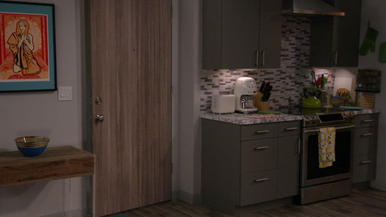 Smeg Coffee Machine in Bob Hearts Abishola S04E21 "Take Two Yellows and Go to Bed" (2023) - 370487