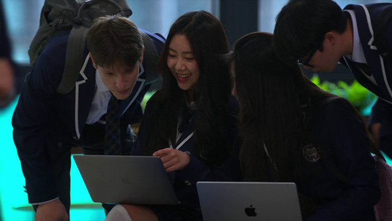 Apple MacBook Laptops in XO, Kitty S01E09 "SNAFU" (2023) - 371753