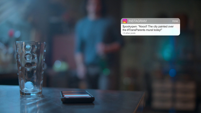 Instagram Social Network in Good Trouble S05E10 "Opening Night" (2023) - 372360
