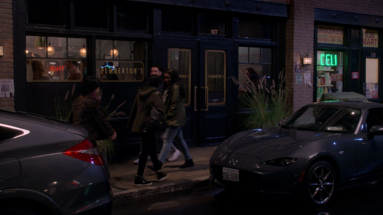Mazda Car in How I Met Your Father S02E12 "Not a Mamma Mia"  (2023) - 373408