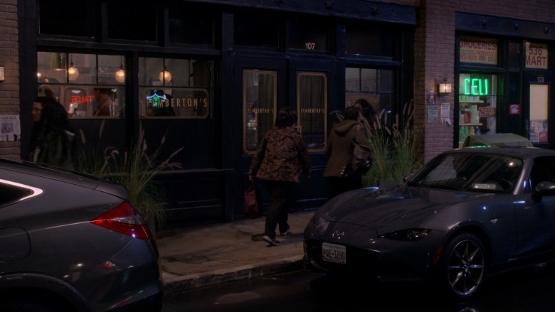 Mazda Car in How I Met Your Father S02E12 "Not a Mamma Mia"  (2023) - 373410