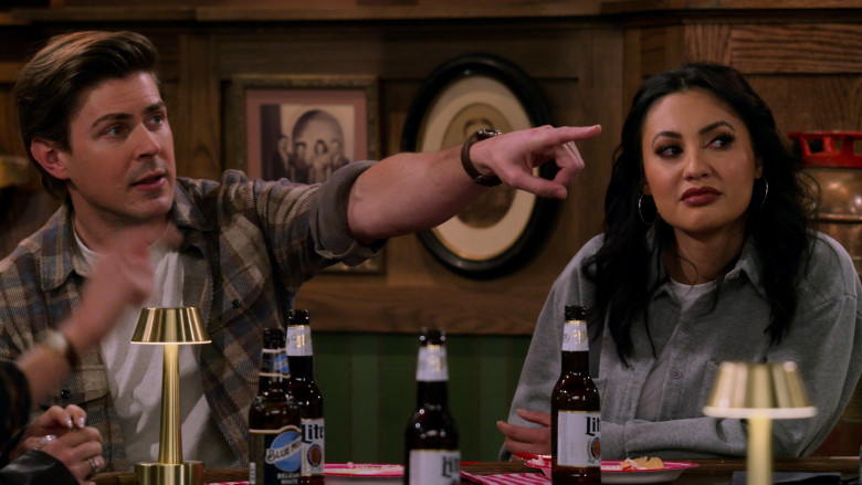Blue Moon and Miller Lite Beer in How I Met Your Father S02E12 "Not a Mamma Mia"  (2023) - 373375